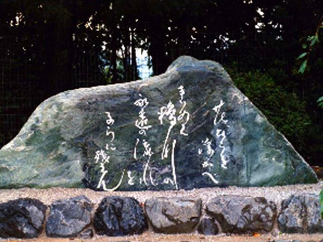 花びらを浮かべきらめく鴨川の永遠の流れを子らに残さん