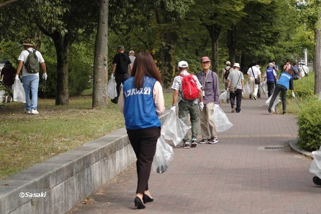 歩道清掃中