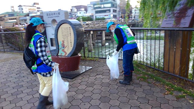 三条大橋左岸歩道清掃活動中