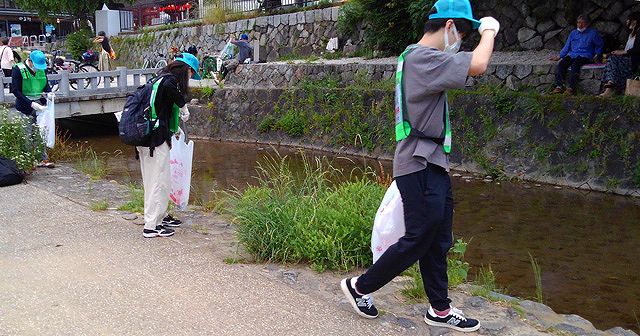 三条小橋付近清掃活動中