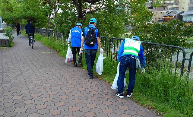 左岸歩道清掃活動中-2