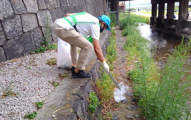 「みそそぎ川」小橋上流護岸清掃活動中