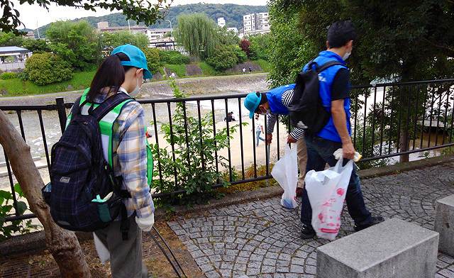 三条大橋西側道路南の清掃