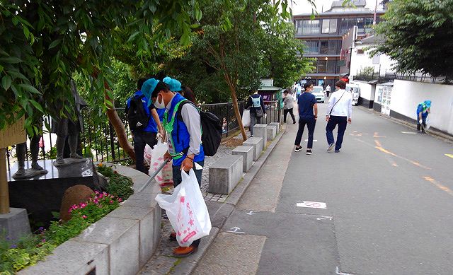 三条大橋西側道路南の清掃-2