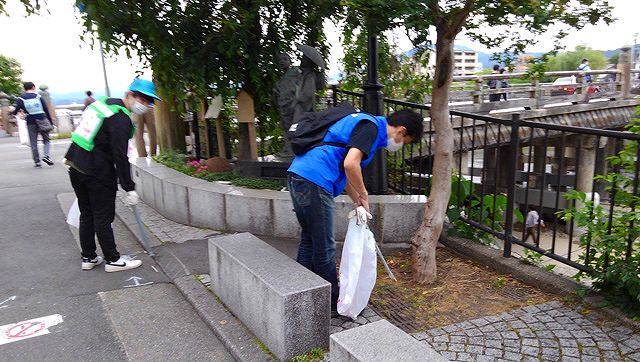 三条大橋西側道路南の清掃-3